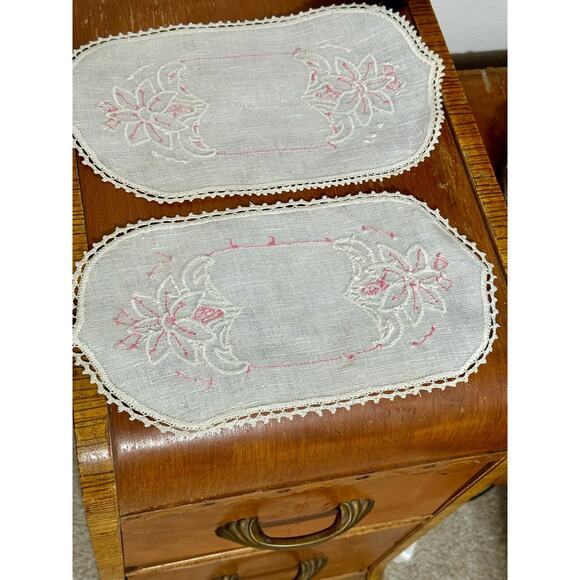 Vintage Hand  Embroidered 3-piece Dresser Scarf Table Runner Linen Flowers Pink - Picture 3 of 4
